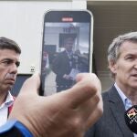  El presidente del Partido Popular, Alberto Núñez Feijóo (d), y el president de la Generalitat, Carlos Mazón, durante su visita al Centro de Coordinación de Emergencias de la Comunitat Valenciana. 