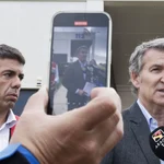 El presidente del Partido Popular, Alberto Núñez Feijóo (d), y el president de la Generalitat, Carlos Mazón, durante su visita al Centro de Coordinación de Emergencias de la Comunitat Valenciana.