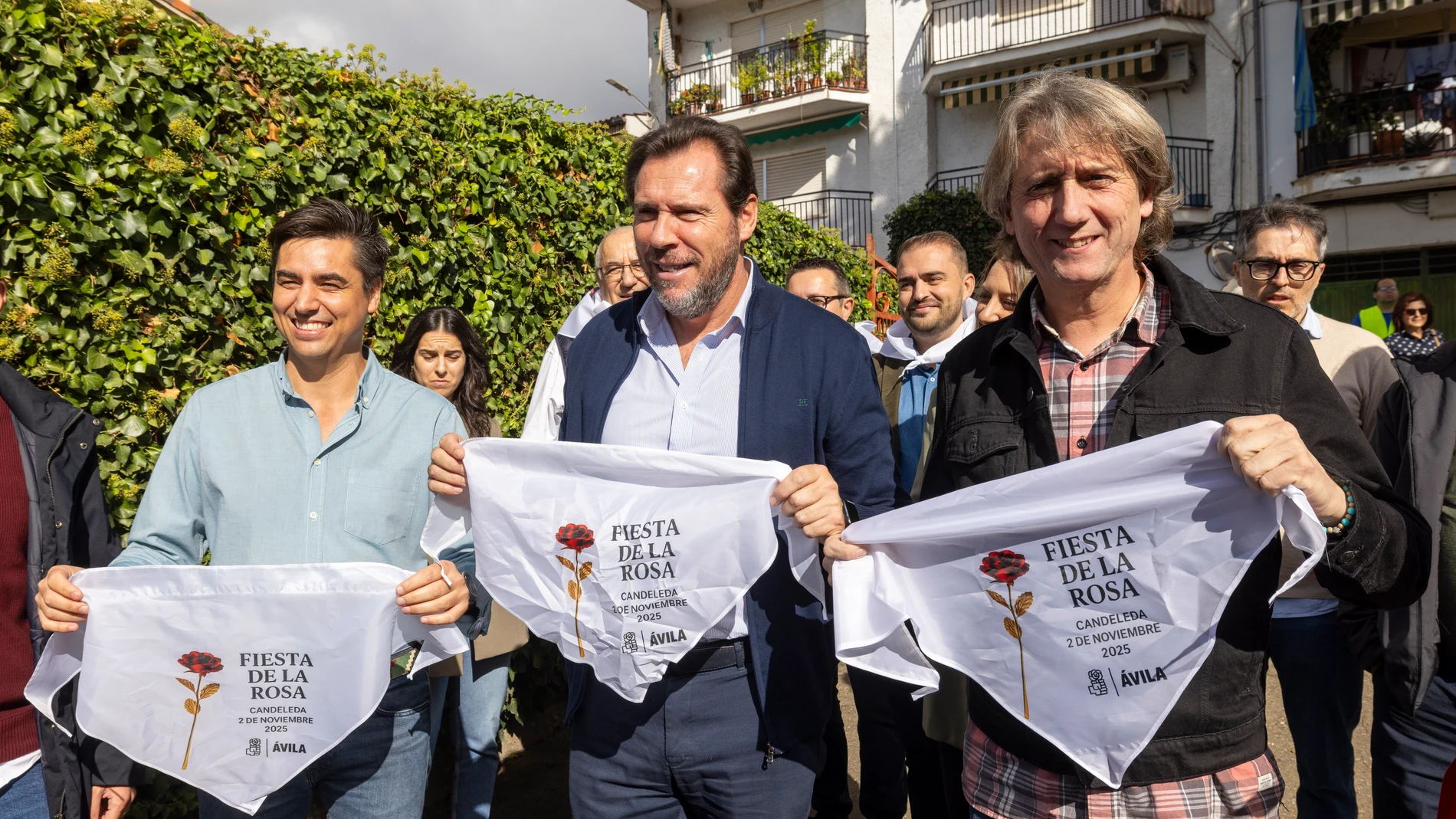 El secretario general del PSOE de Castilla y León y candidato a la Presidencia de la Junta, Carlos Martínez, el secretario general del PSOE de Valladolid y ministro de Transportes y Movilidad Sostenible, Óscar Puente, y el secretario provincial del PSOE de Ávila y alcalde de Candeleda, Carlos Montesinos, entre otros, participaron en la Fiesta de la Rosa del PSOE de Ávila, que se celebró en la localidad de Candeleda.