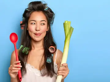 “Antiedad en tu plato”: los alimentos que rejuvenecen tu piel desde dentro Mujer con rulos