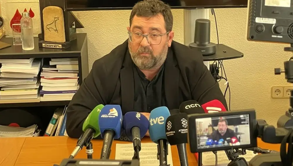 El alcalde Jordi Hernández, durante la lectura del comunicado