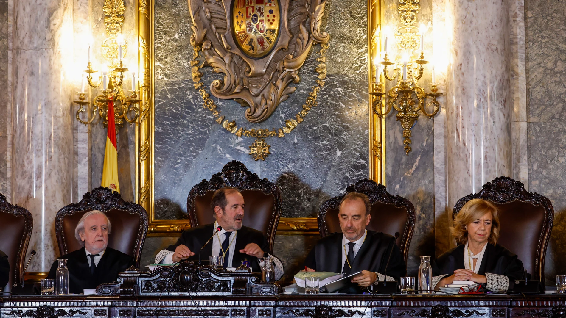 MADRID, 03/11/2025.- Los magistrados del Tribunal supremo (TS) Juan Ramón Berdugo, Andrés Martínez Arrieta , Manuel Marchena y Ana Ferrer y Carmen Lamela (i a d), durante la primera jornada del juicio que se sigue en el TS contra el fiscal general del Estado, Álvaro García Ortiz, por un delito de revelación de secretos. EFE/ JJ Guillen
