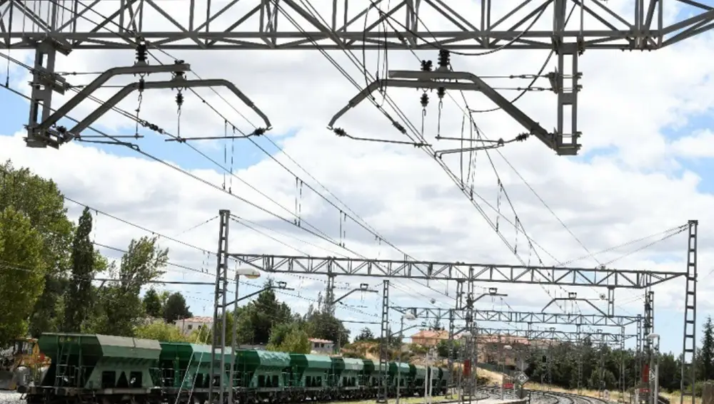 Economía.- Adif adjudica a Iberdrola el suministro de energía verde para los trenes por 1.685 millones de euros