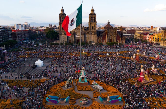 El Gran Desfile culminó en el Zócalo capitalino, donde cada año se instala una ofrenda monumental El Gran Desfile culminó en el Zócalo capitalino, donde cada año se instala una ofrenda monumental