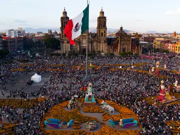 El Gran Desfile culminó en el Zócalo capitalino, donde cada año se instala una ofrenda monumental El Gran Desfile culminó en el Zócalo capitalino, donde cada año se instala una ofrenda monumental