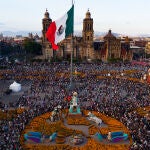 El Gran Desfile culminó en el Zócalo capitalino, donde cada año se instala una ofrenda monumental 