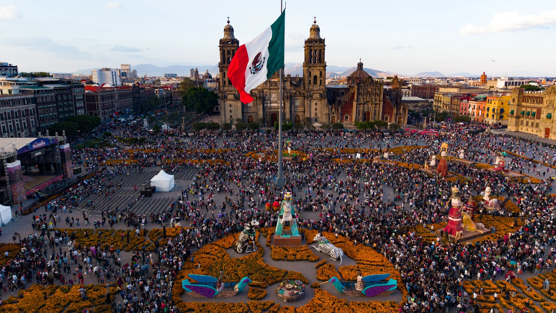 El Gran Desfile culminó en el Zócalo capitalino, donde cada año se instala una ofrenda monumental