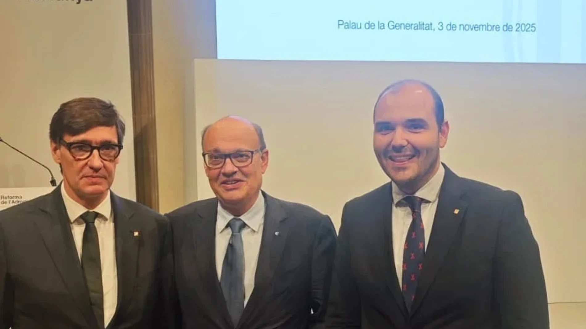 De izquierda a derecha: el presidente de la Generalitat, Salvador Illa; el presidente de la Cecot, Xavier Panés; y el conseller de Presidencia, Albert Dalmau. REMITIDA / HANDOUT por CECOT Fotografía remitida a medios de comunicación exclusivamente para ilustrar la noticia a la que hace referencia la imagen, y citando la procedencia de la imagen en la firma 03/11/2025