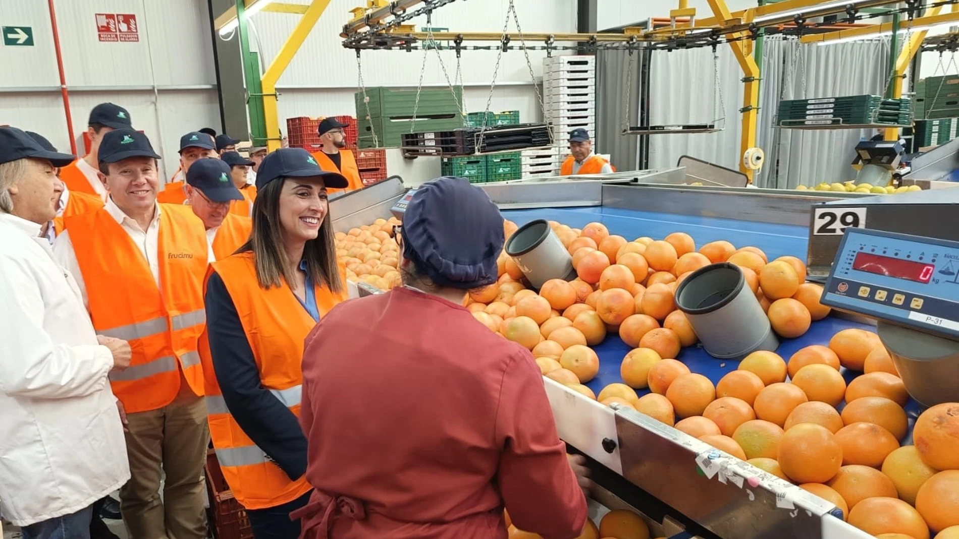 La consejera Sara Rubira durante su visita a las instalaciones de una empresa de procesado de pomelo Carme Ripollés / Europa Press 03/11/2025