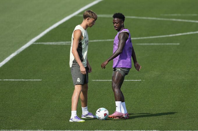 Vinicius, junto a Hujsen en el entrenamiento