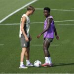Vinicius, junto a Hujsen en el entrenamiento