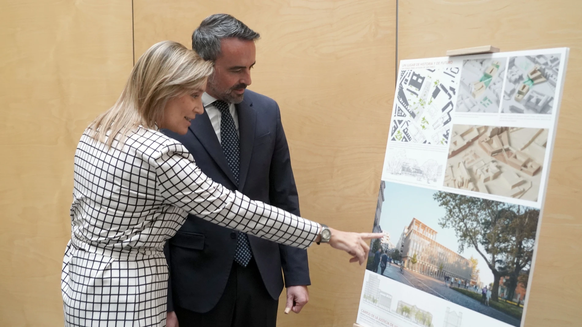El secretario de Estado de Justicia, Manuel Olmedo, y la secretaria general para la Innovación y Calidad del Servicio Público de Justicia, Sofía Puente, presentan el proyecto final de la Ciudad de la Justicia de Valladolid