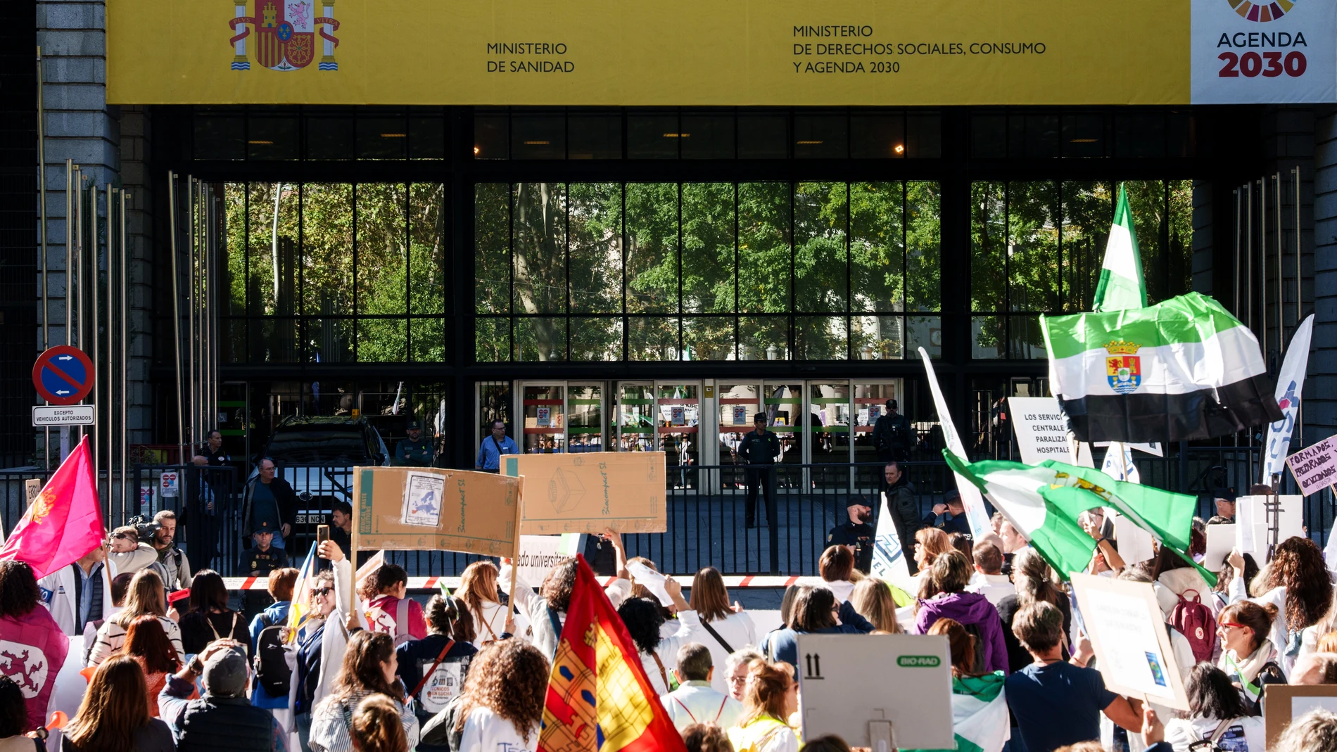 Varias personas durante una manifestación de Técnicos Superiores Sanitarios (TSS), frente al Ministerio de Sanidad, a 3 de noviembre de 2025, en Madrid (España). Los Técnicos Superiores Sanitarios (TSS) reclaman la actualización del Estatuto Marco y la correcta valoración profesional de sus categorías y funciones. 03 NOVIEMBRE 2025 Matias Chiofalo / Europa Press 03/11/2025