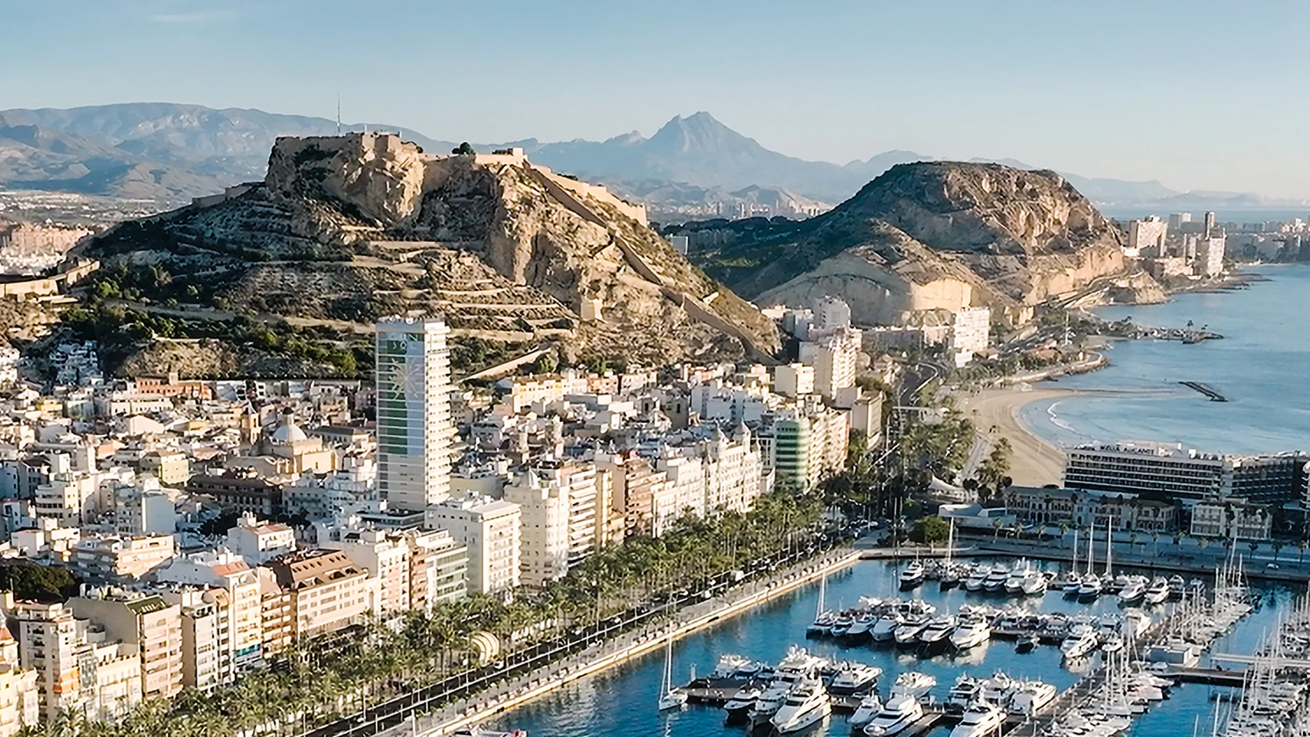 La luz, el clima y el mar de Alicante viajan a Londres en forma de pantalla en la feria de turismo WTM