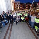 El alcalde de Valladolid, Jesús Julio Carnero, y algunos concejales, con los galardonados y personal del Servicio de Limpieza