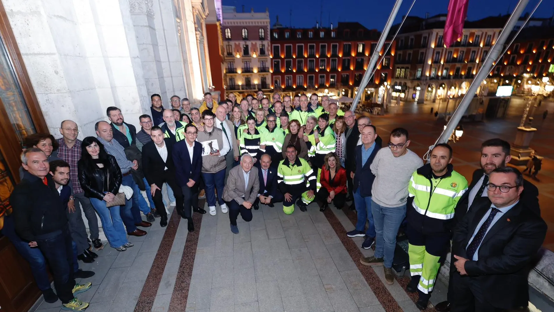 El alcalde de Valladolid, Jesús Julio Carnero, y algunos concejales, con los galardonados y personal del Servicio de Limpieza