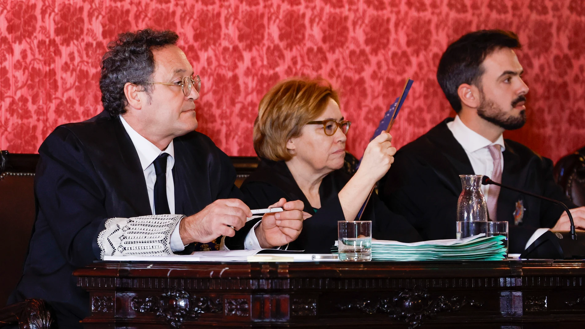 MADRID, 03/11/2025.- El fiscal general del Estado, Álvaro García Ortiz (i), junto a sus abogados Consuelo Castro y José Ignacio Ocio, este lunes en el inicio del juicio por la presunta filtración de información sobre la investigación por fraude a Hacienda de la pareja de Isabel Díaz Ayuso en el Tribunal Supremo. EFE/J.J. Guillén POOL