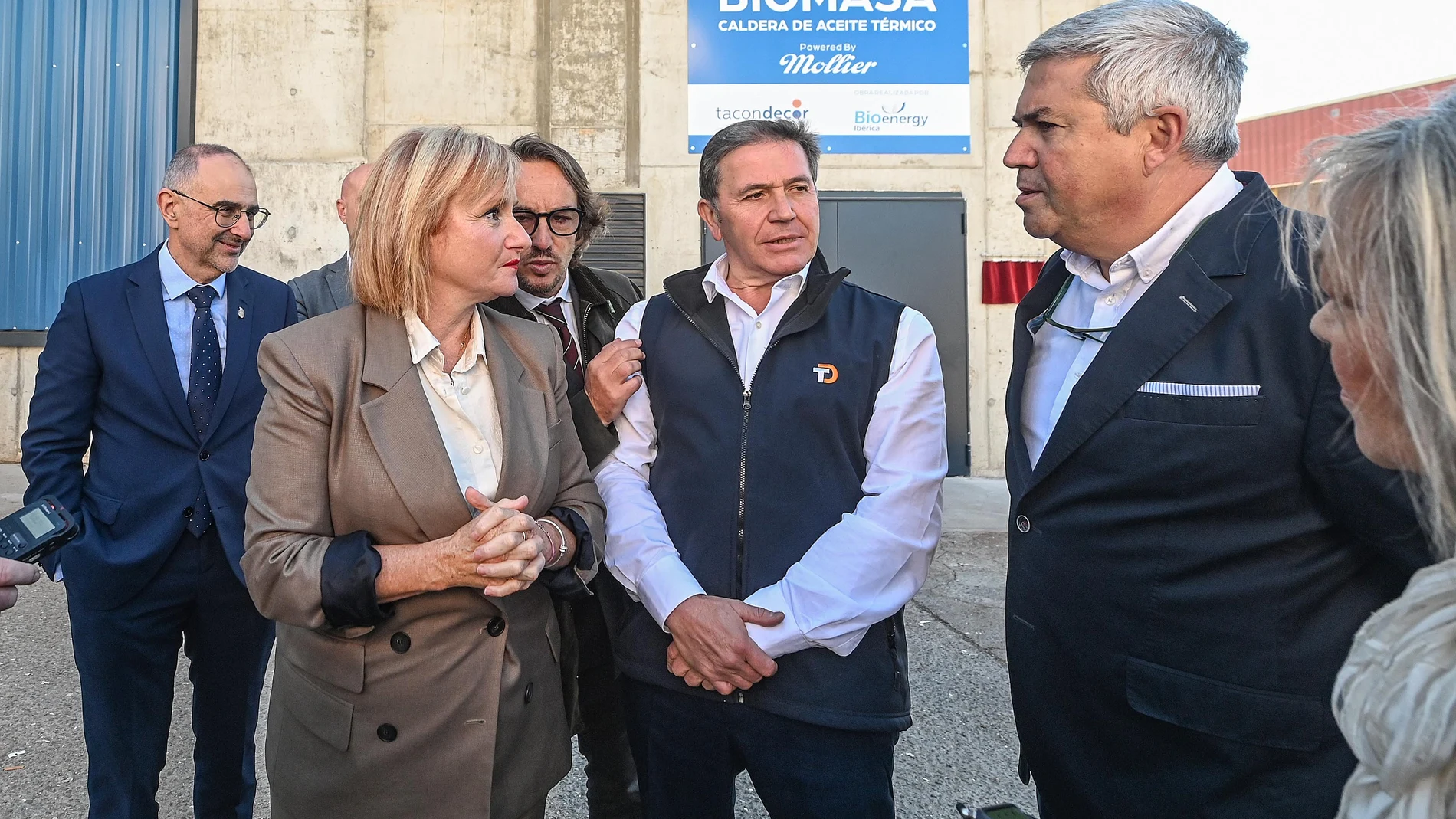 Leticia García durante su visita a la planta de biomasa de Bioenergy Ibérica