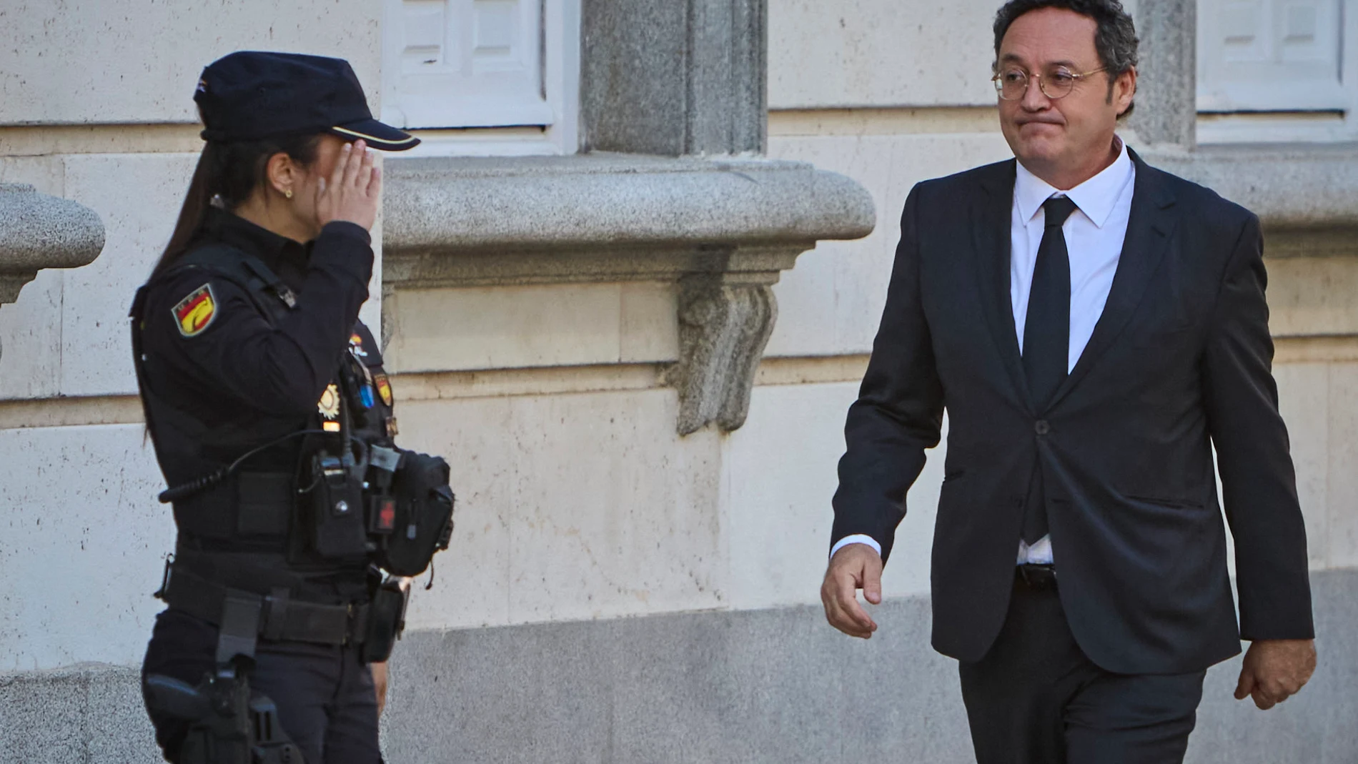 El fiscal general del Estado, Álvaro García Ortiz, llega al Tribunal Supremo este lunes en el inicio del juicio por la presunta filtración de información sobre la investigación por fraude a Hacienda de la pareja de Isabel Díaz Ayuso. © Alberto R. Roldán / Diario La Razón. 03 11 2025