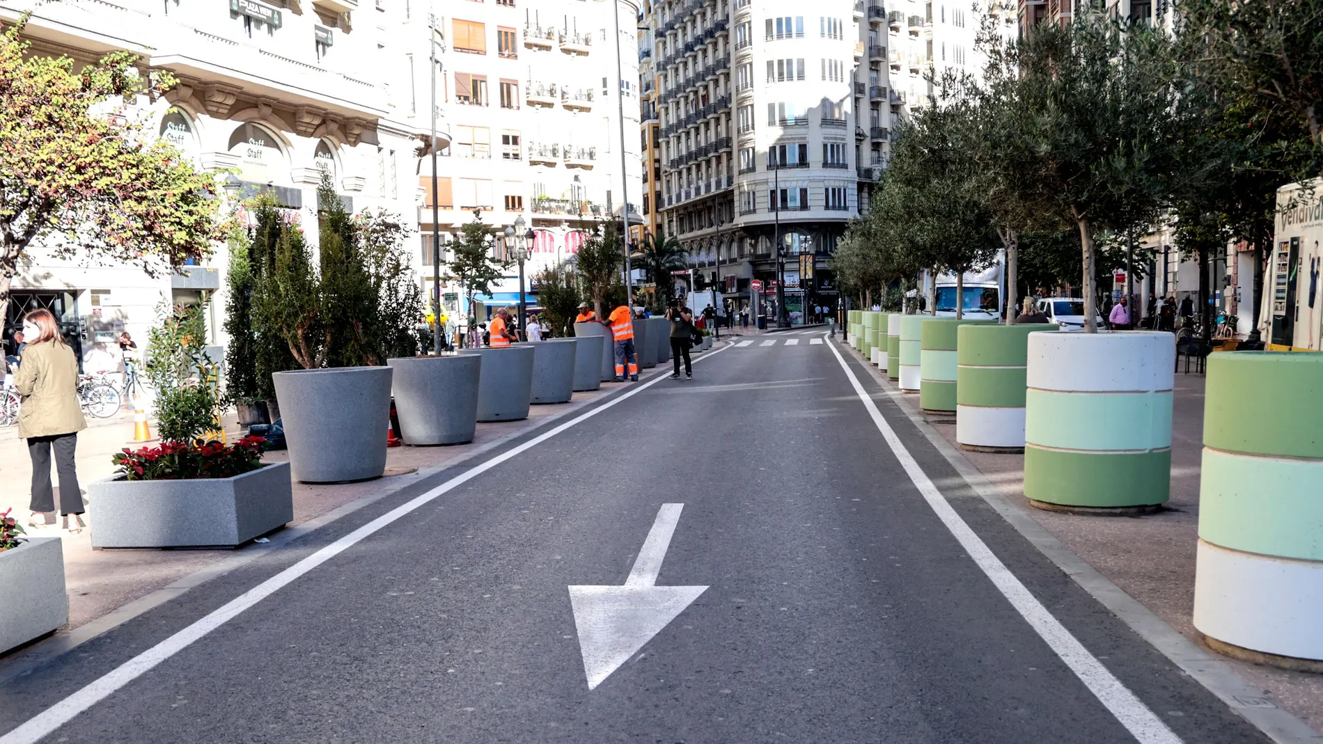 Adiós a los maceteros verdes de la plaza del Ayuntamiento de Valencia
