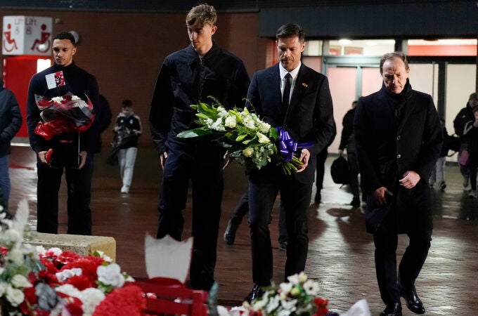 Trent, Huijsen, Xabi Alonso y Butragueño, con un ramo de flores en Anfield