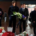 Trent, Huijsen, Xabi Alonso y Butragueño, con un ramo de flores en Anfield