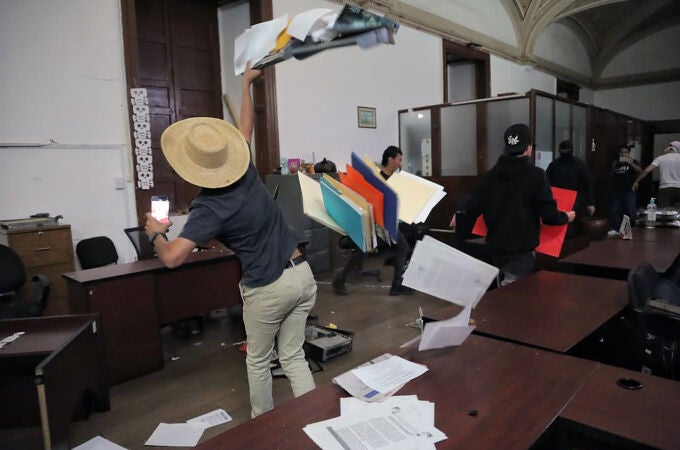 Protestas por asesinato de alcalde de Uruapan derivan en disturbios en oeste de México