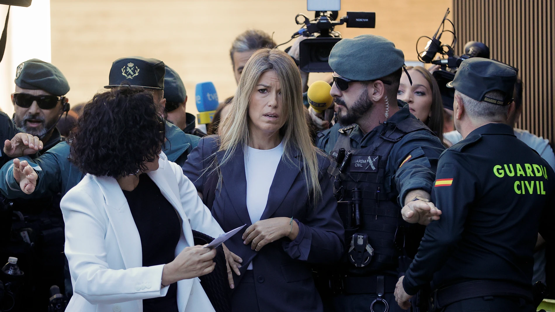 FOTODELDIA GRAFCVA141. CATARROJA (VALENCIA), 03/11/2025.- Maribel Vilaplana, la periodista que comió con el president de la Generalitat, Carlos Mazón, el 29 de octubre de 2024, el día de las inundaciones que causaron 229 muertos, a su llegada este lunes a los juzgados de Catarroja. EFE/Manuel Bruque