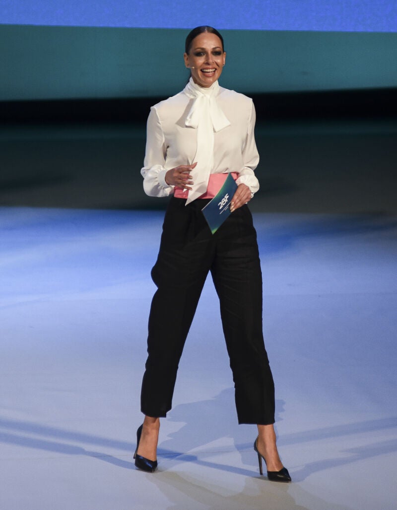 Eva González con blusa y pantalones.