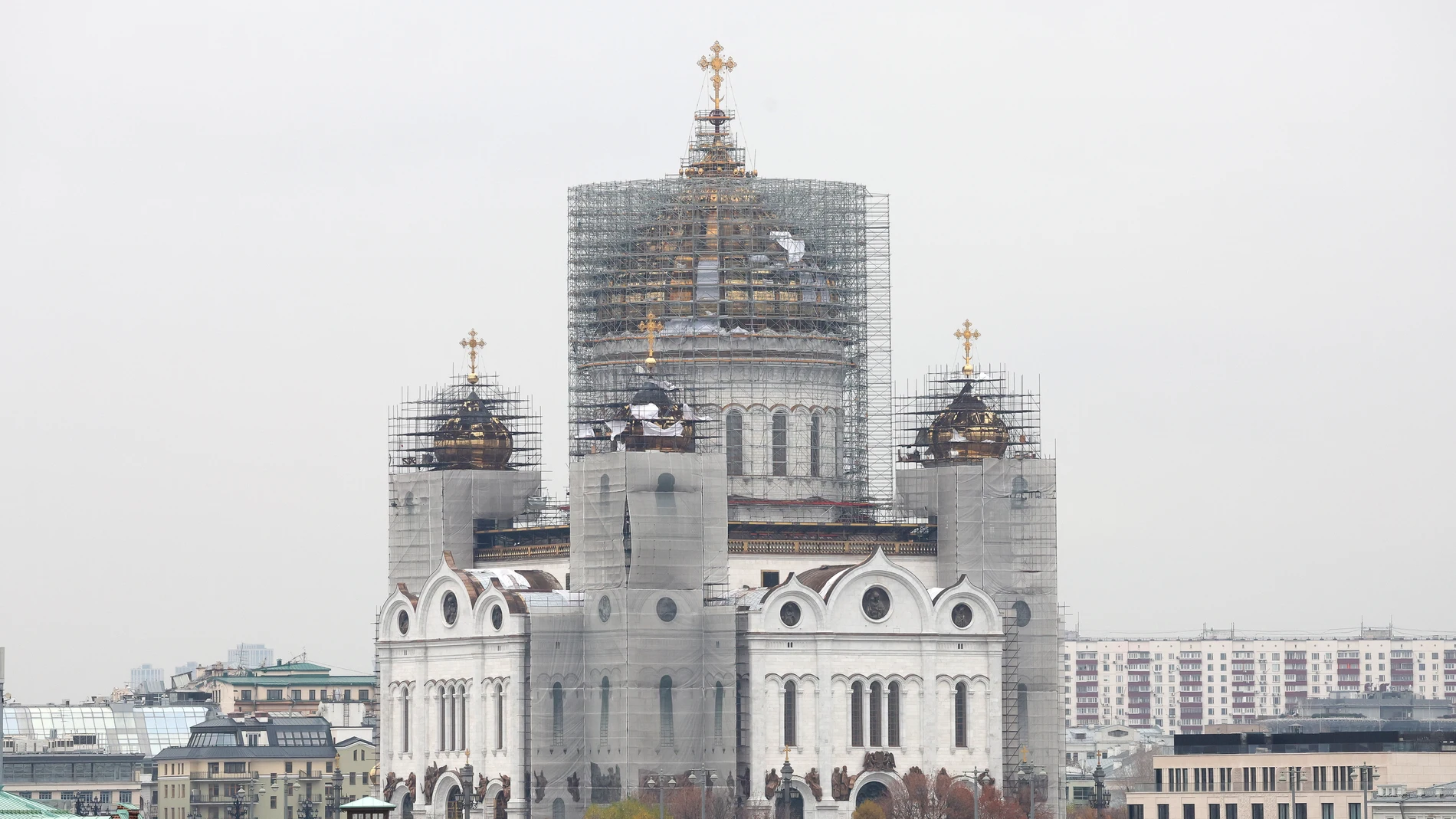 MOSCOW (Russian Federation), 03/11/2025.- The Cathedral of Christ the Saviour is under reconstruction, with scaffolding covering its dome, in Moscow, Russia, 03 November 2025. (Rusia, Moscú) EFE/EPA/MAXIM SHIPENKOV
