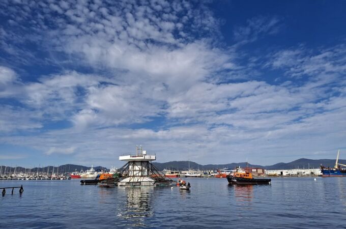 Imagen del visor, hoy, entre dos remolcadores. 