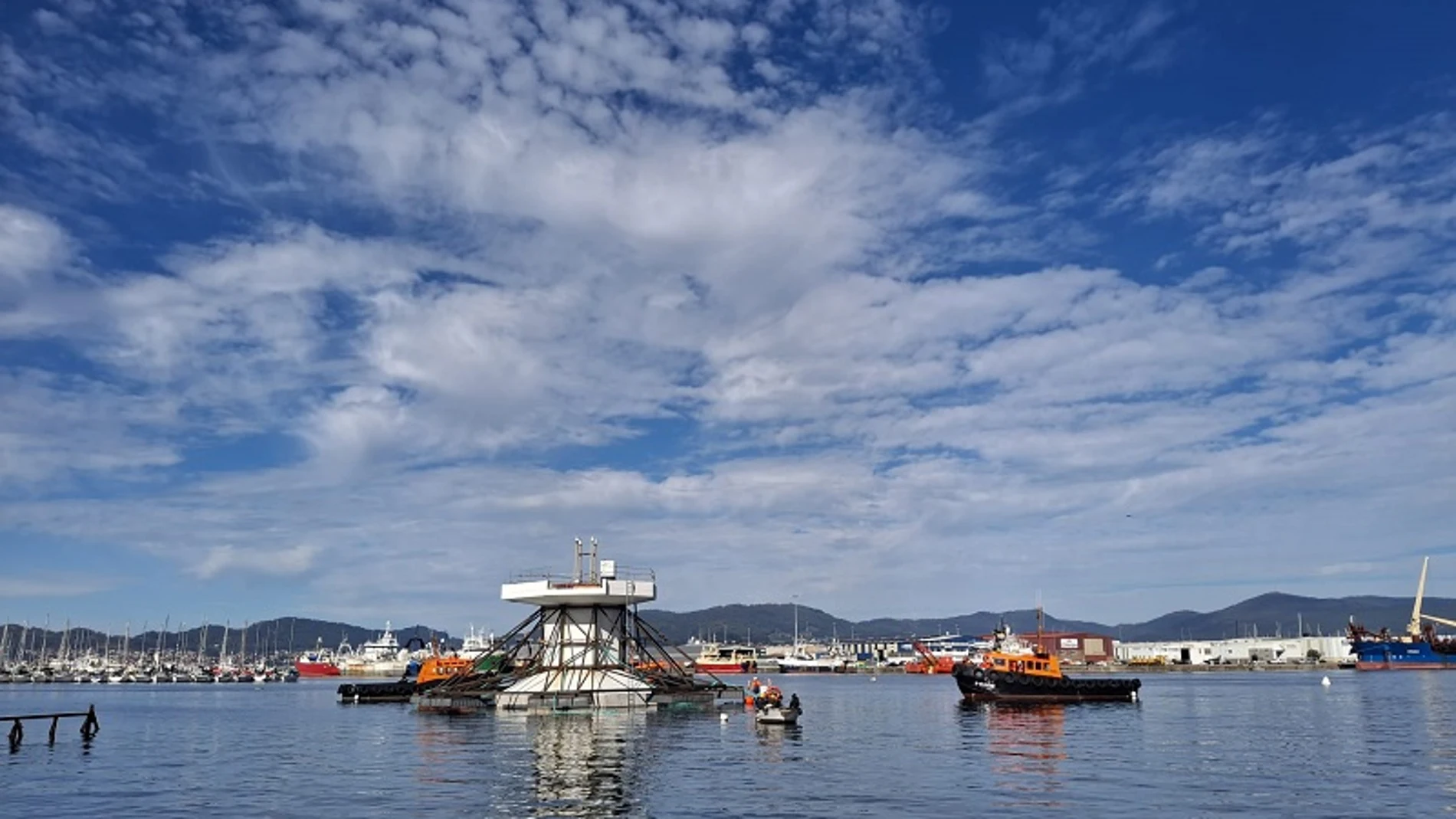 Imagen del visor, hoy, entre dos remolcadores.