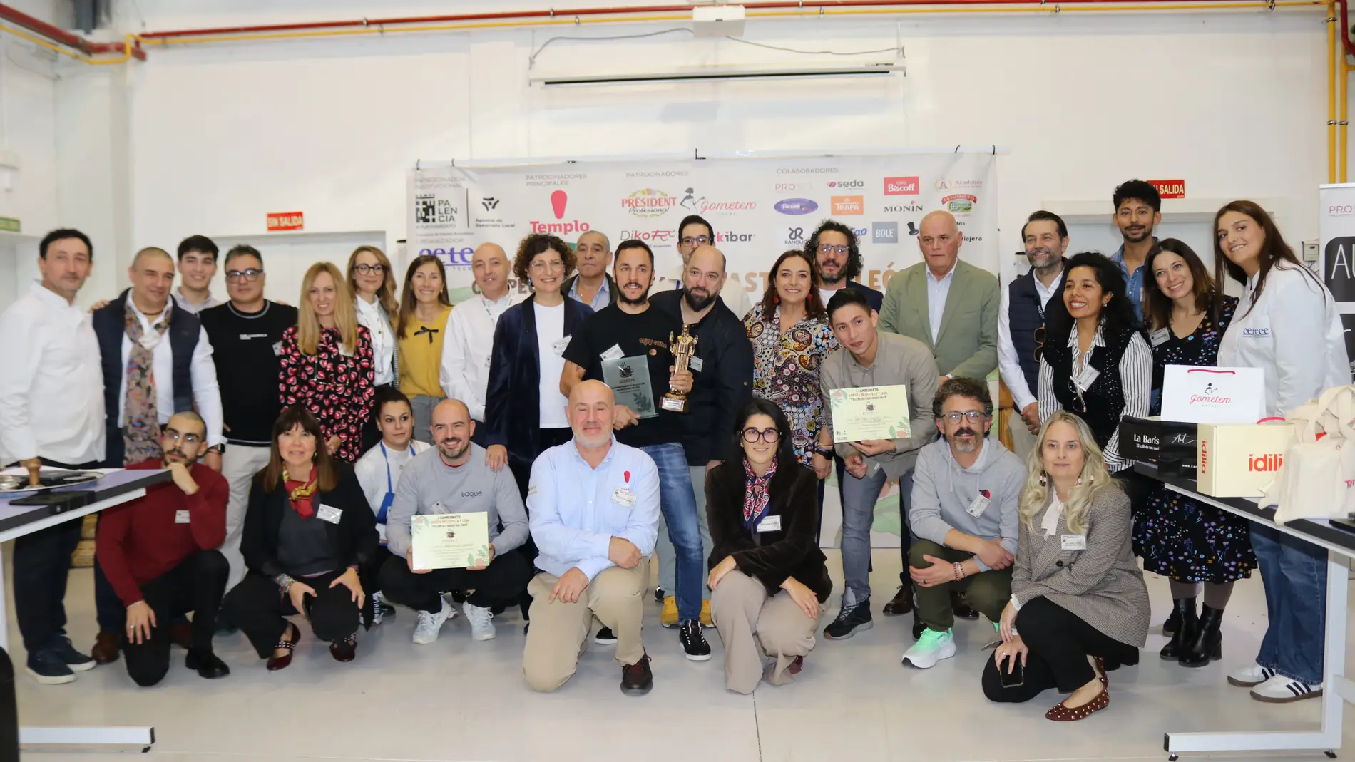 Foto de familia de los baristas participantes en Palencia