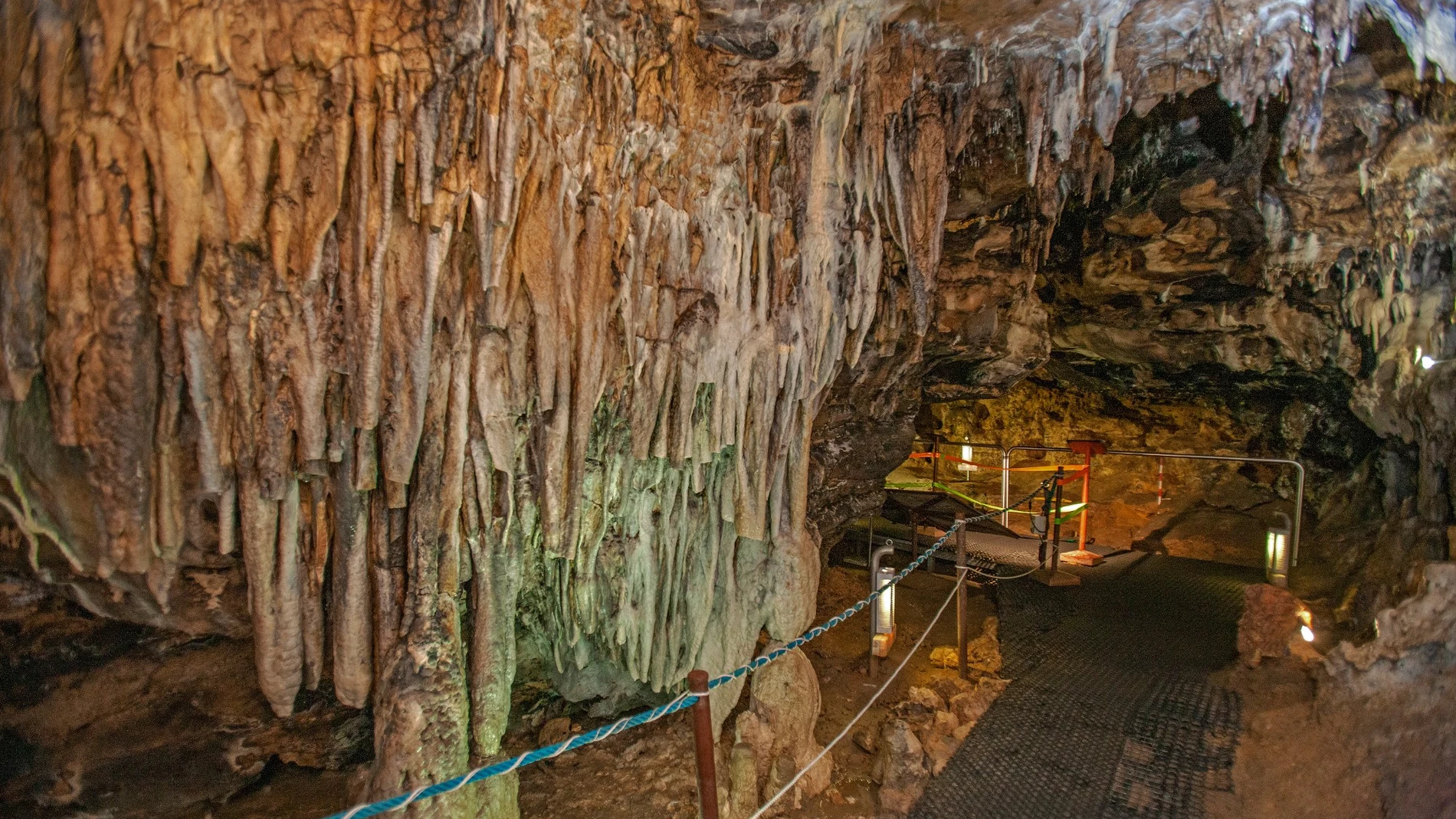 Cueva de los Enebralejos