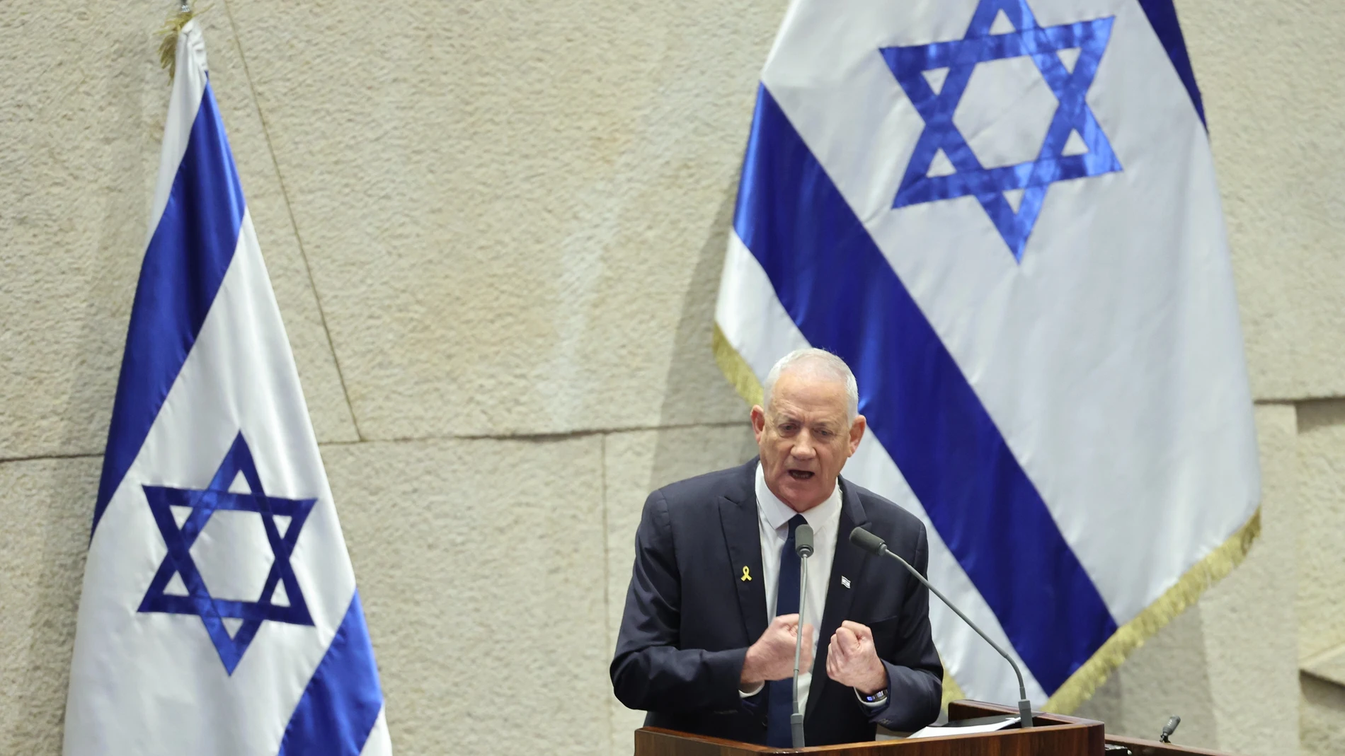 JERUSALEM (-), 03/11/2025.- Israeli MP Benny Gantz speaks during a special plenary session to mark 30th anniversary of Israeli former Prime Minister Yitzhak Rabin assassination in Knesset, the Israeli parliament in Jerusalem, 03 November 2025. Israeli prime minister Yitzhak Rabin was shot by Jewish extremist during a peace rally in Tel Aviv on 04 November 1995. (Jerusalén) EFE/EPA/ABIR SULTAN