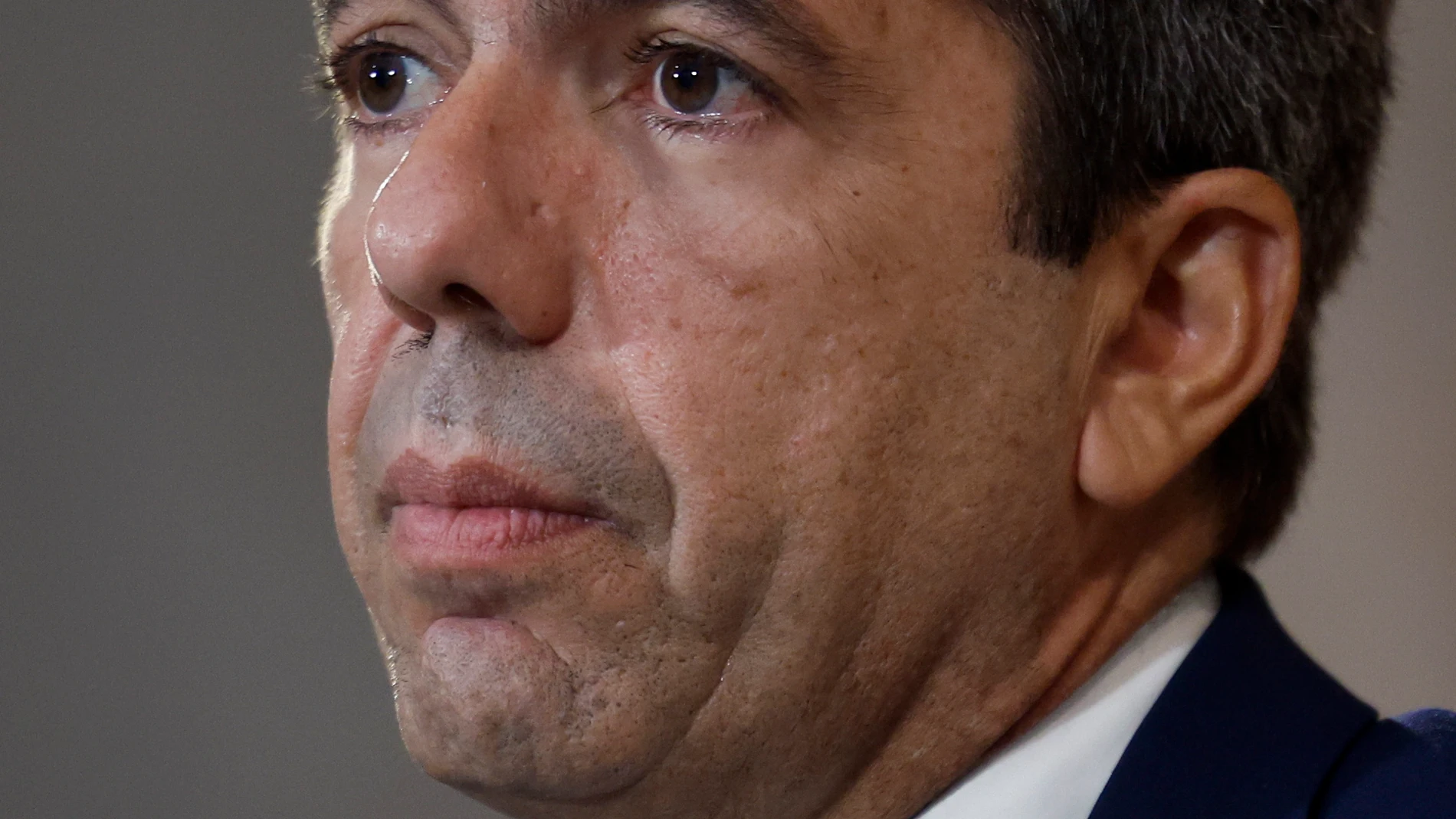 GRAFCVA162. VALENCIA, 03/11/2025.- El president de la Generalitat, Carlos Mazón, durante su comparecencia en la que ha anunciado que dimitirá al frente del Gobierno valenciano, pero seguirá como diputado en Les Corts Valencianes y no convocará elecciones autonómicas anticipadas. EFE/Biel Alino