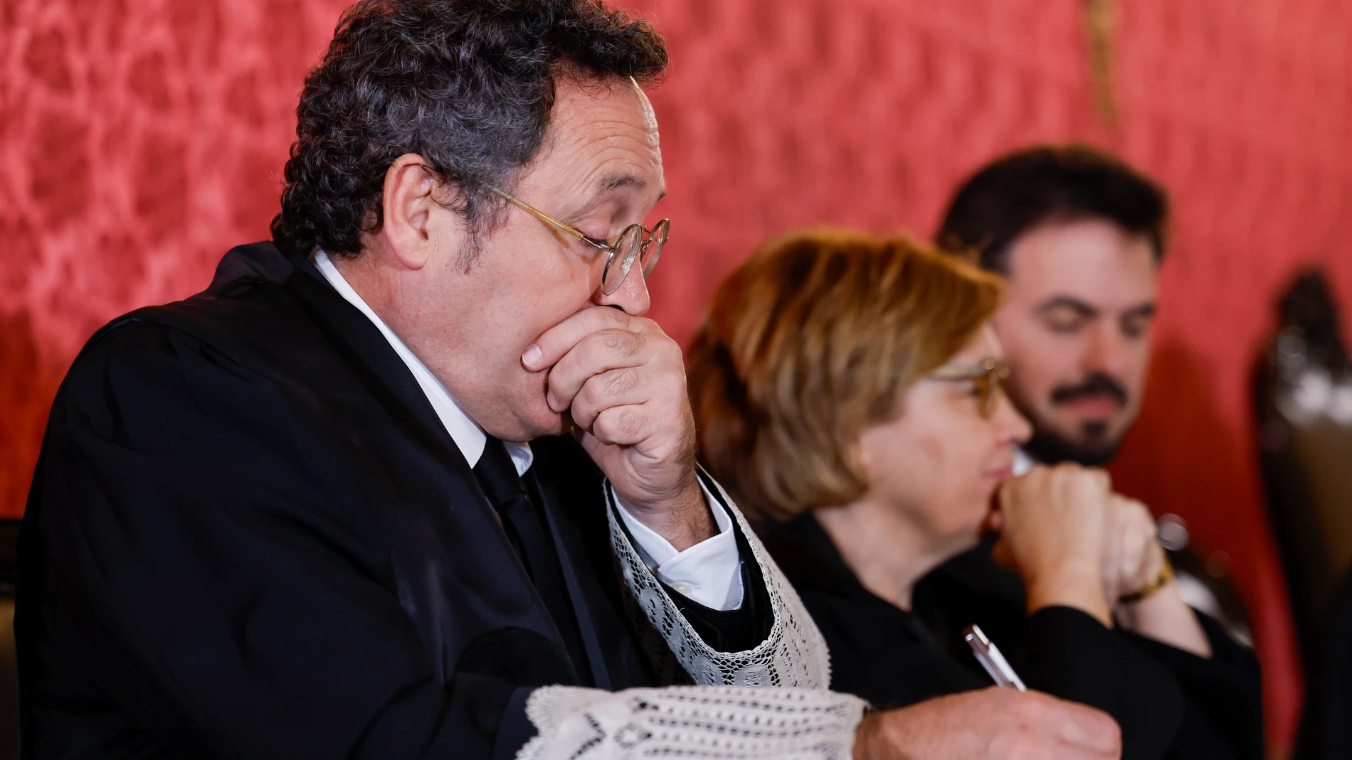 MADRID, 03/11/2025.- El fiscal general del Estado, Álvaro García Ortiz (i), junto a sus abogados Consuelo Castro yJosé Ignacio Ocio, este lunes en el inicio del juicio por la presunta filtración de información sobre la investigación por fraude a Hacienda de la pareja de Isabel Díaz Ayuso en el Tribunal Supremo. EFE/Mariscal POOL