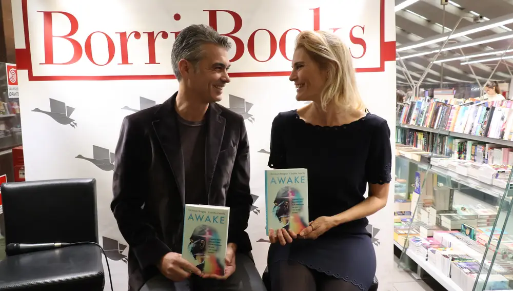 Christian Brogna y Claudia Zanella presentando AWAKE