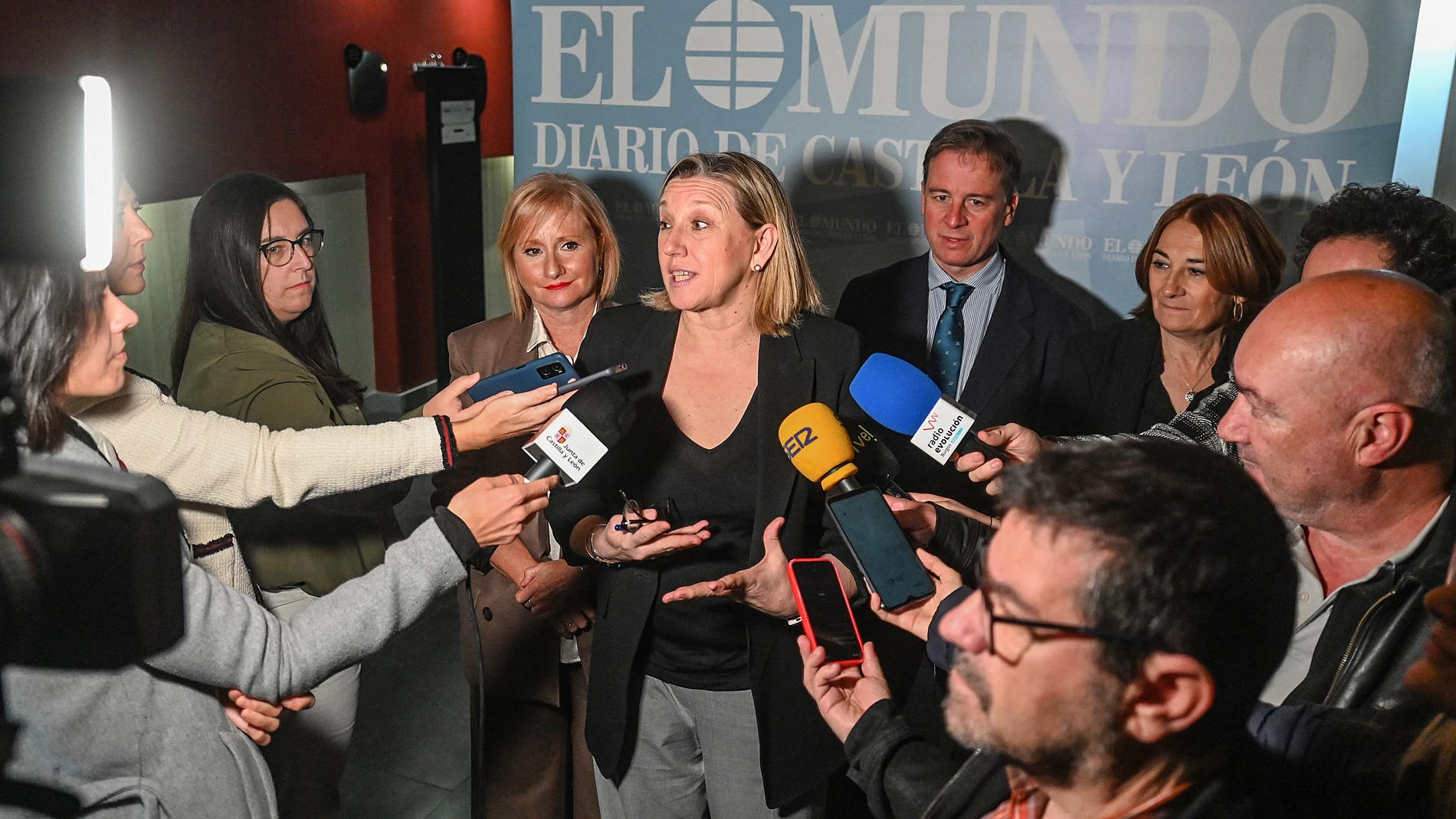 Isabel Blanco atiende a la prensa junto con Ricardo Ordóñez y Leticia García