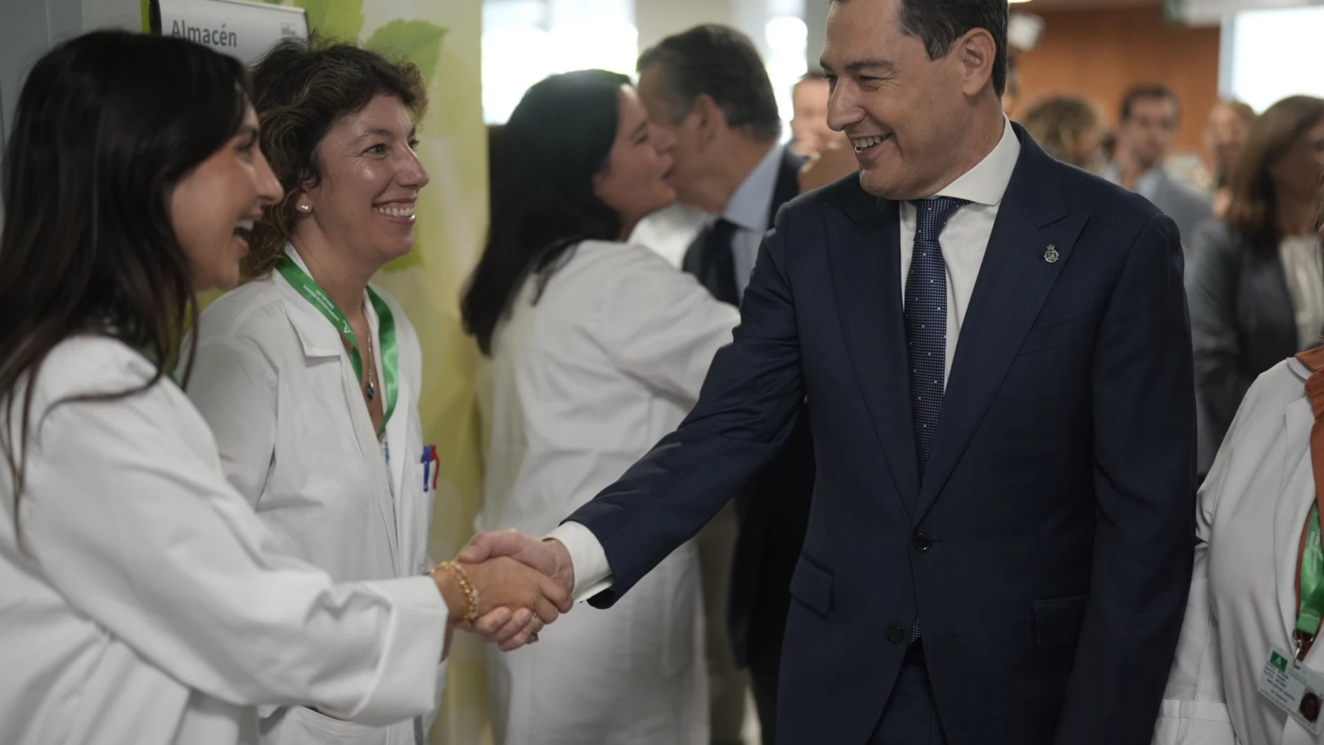 El presidente de la Junta, Juanma Moreno, saluda a varias sanitarias en Marbella (Málaga)