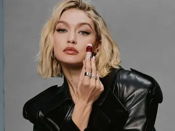 El corrector más vendido en Amazon cuesta menos de 10 € y tiene más de 30.000 reseñas positivas Mujer con el corrector de ojeras de Maybelline New York con su característico aplicador de esponja.