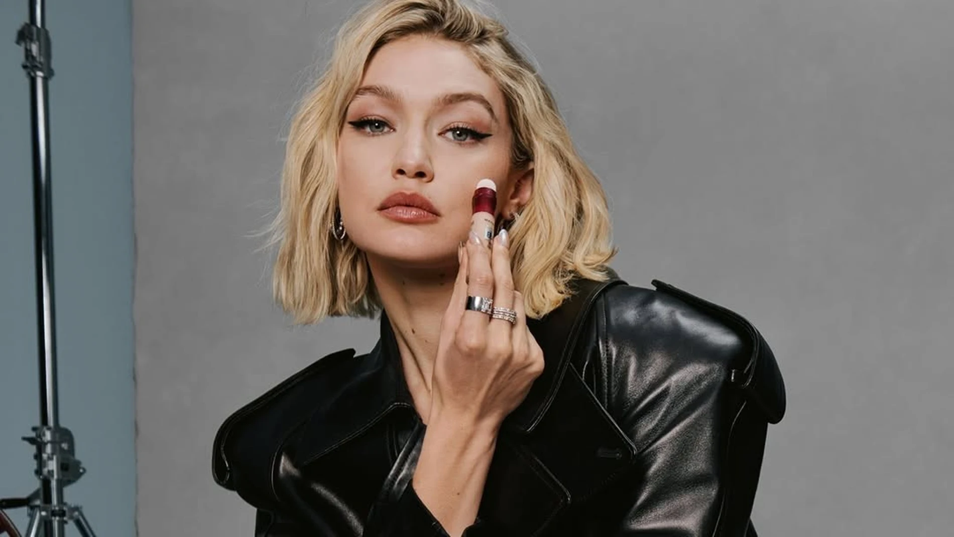 Mujer con el corrector de ojeras de Maybelline New York con su característico aplicador de esponja.