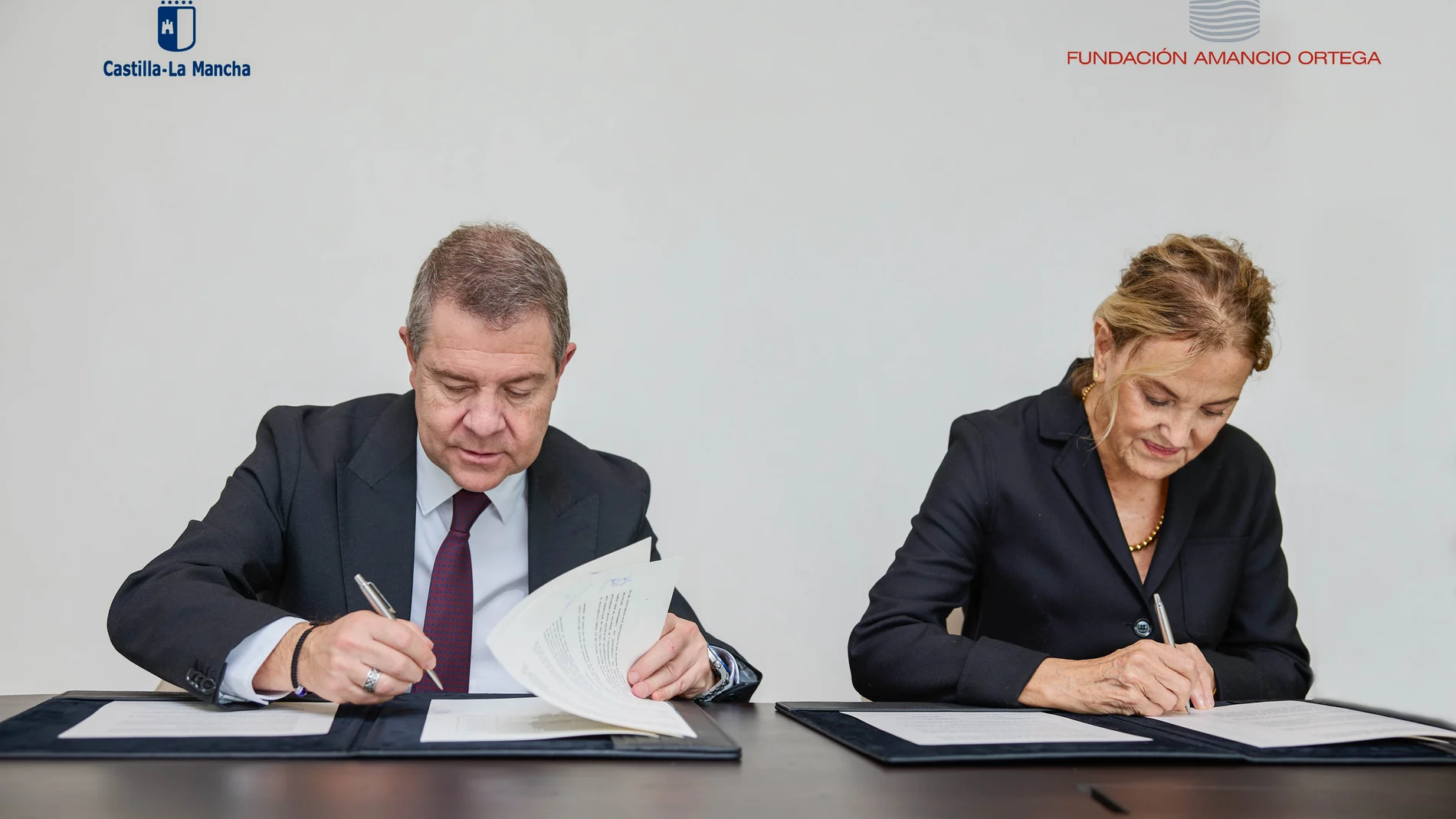 Firma de un convenio de colaboración con la Fundación Amancio Ortega