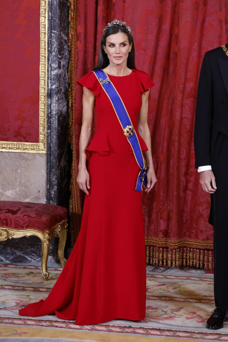 La Reina Letizia de rojo.