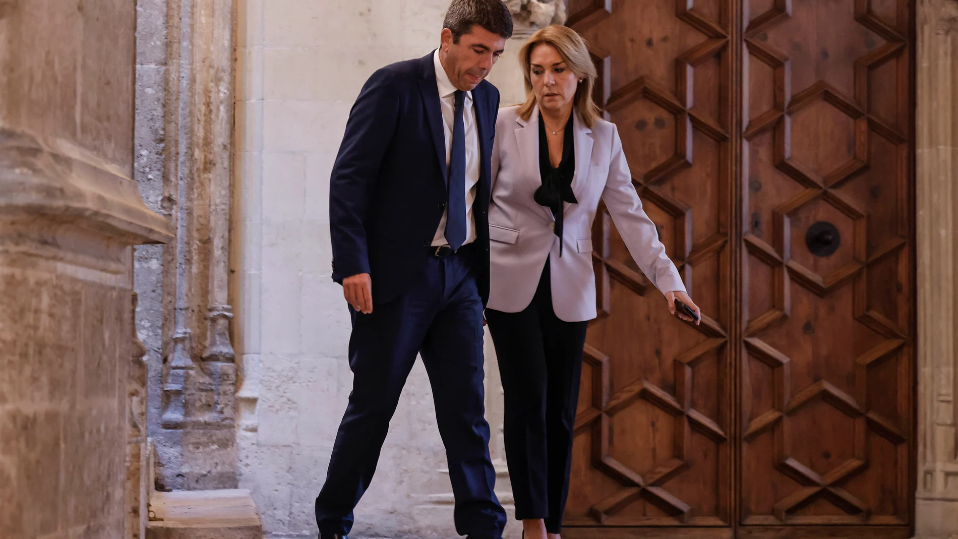 El presidente de la Generalitat valenciana, Carlos Mazón (i), a su llegada a una declaración institucional, en el Palau de la Generalitat, a 3 de noviembre de 2025, en Valencia, Comunidad Valenciana (España). Durante su comparecencia, Mazón ha anunciado su dimisión como presidente de la Generalitat. 03 NOVIEMBRE 2025 Rober Solsona / Europa Press 03/11/2025