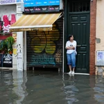 Una calle de Sevilla anegada por el temporal del 29 de octubre, que sorprendió y afectó a comercios y vecinos de la ciudad