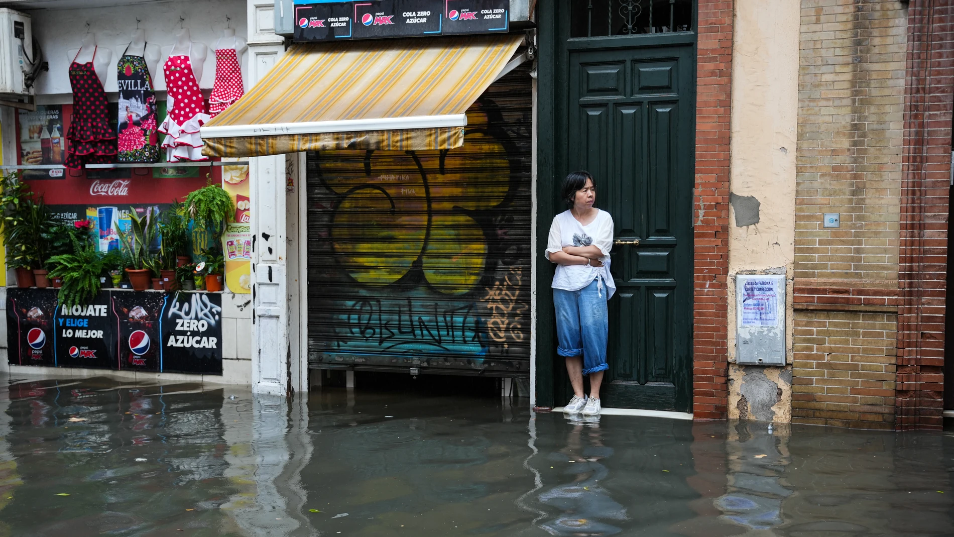 Una calle de Sevilla anegada por el temporal del 29 de octubre, que sorprendió y afectó a comercios y vecinos de la ciudad