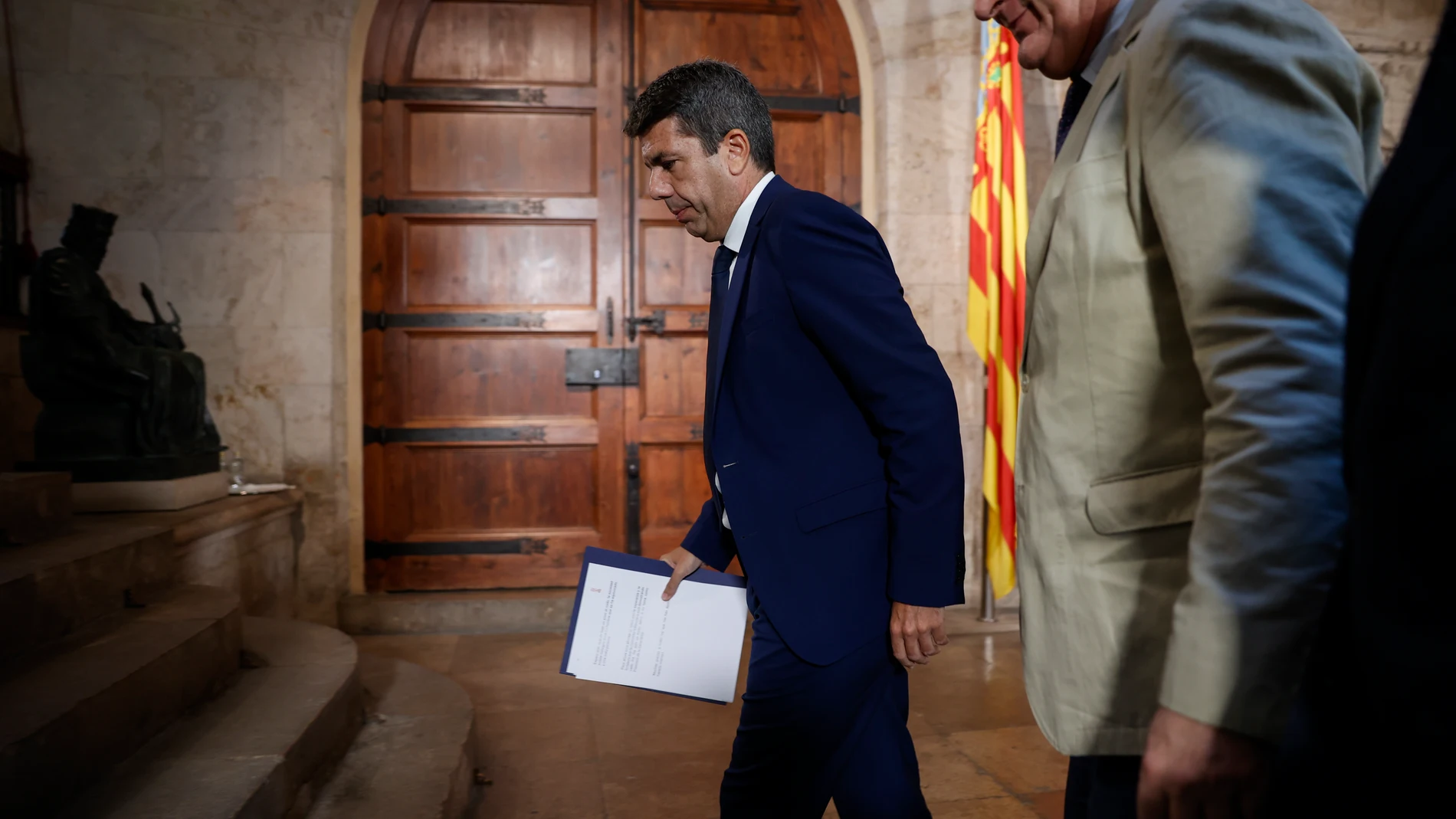 GRAFCVA163. VALENCIA, 03/11/2025.- El president de la Generalitat, Carlos Mazón, al finalizar su comparecencia en la que ha anunciado que dimitirá al frente del Gobierno valenciano, pero seguirá como diputado en Les Corts Valencianes y no convocará elecciones autonómicas anticipadas. EFE/Biel Alino
