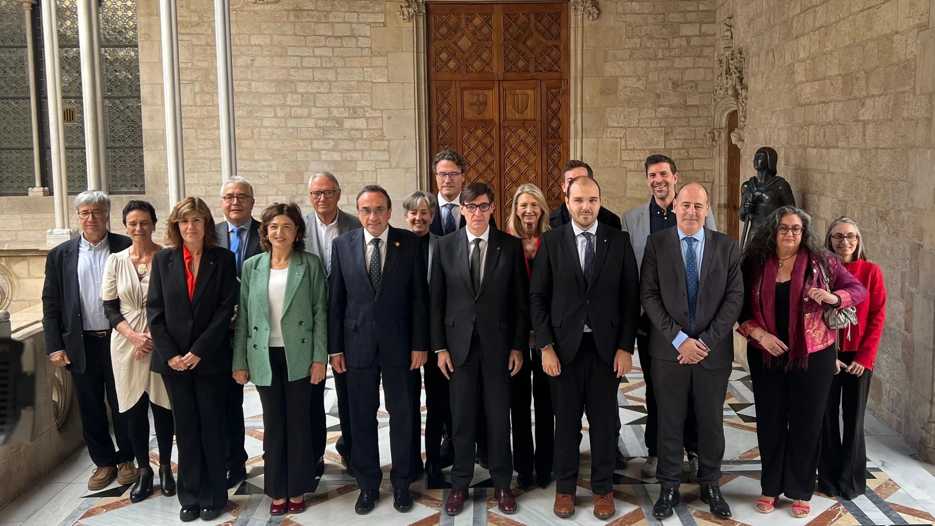 El presidente de la Generalitat, Salvador Illa, el presidente del Parlament, Josep Rull, el conseller de la Presidencia, Albert Dalmau, y miembros del Comité de Expertos de la Reforma de la Administración (CETRA), presidido por el catedrático Carles Ramió EUROPA PRESS 03/11/2025