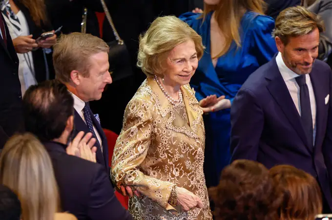 La Reina Sofía reaparece con su traje dorado más icónico en su noche más especial La Reina Sofía reaparece con su traje dorado más icónico en su noche más especial